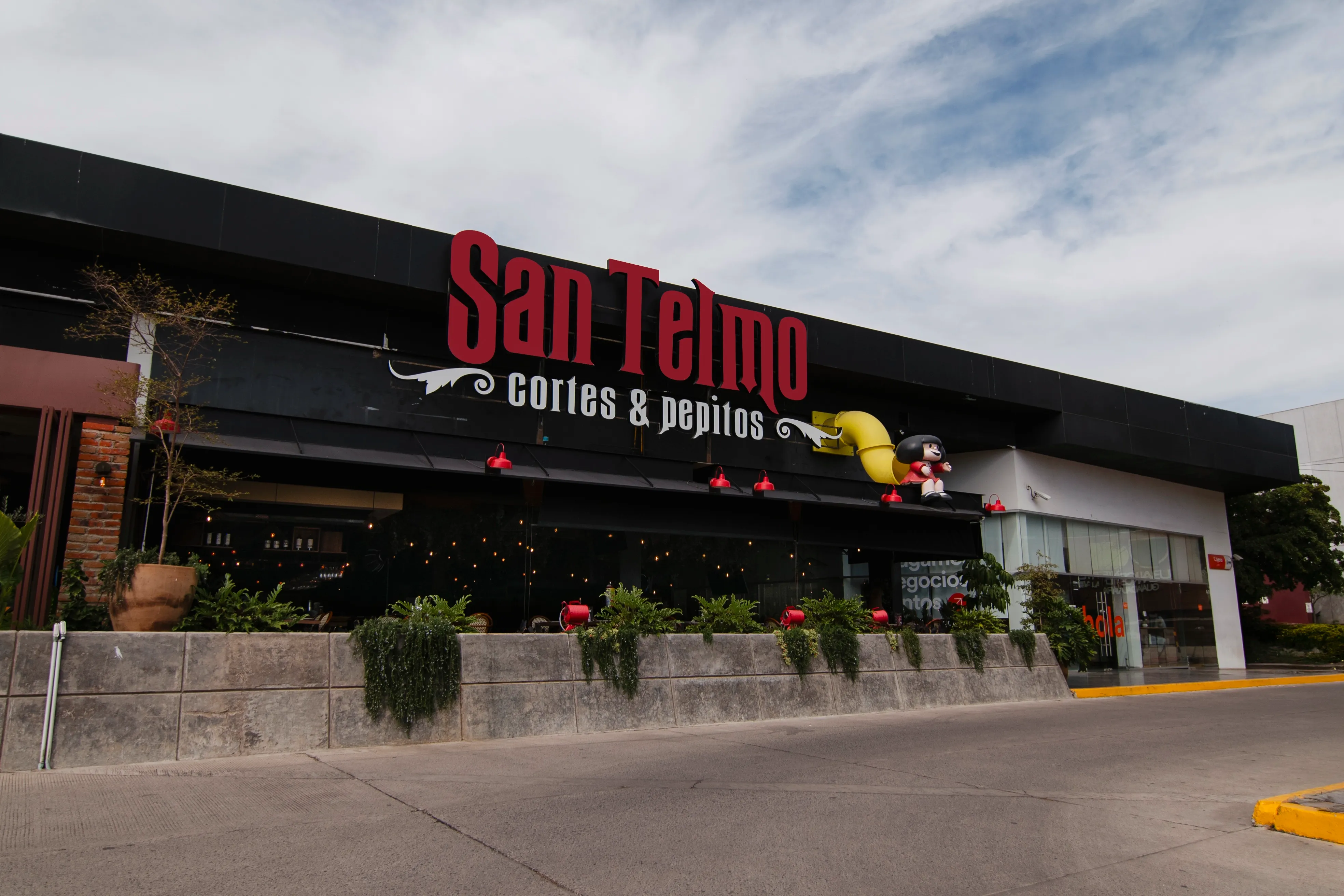 Exterior del restaurante argentino San Telmo de Cortes y Pepitos en Guadalajara, Jalisco