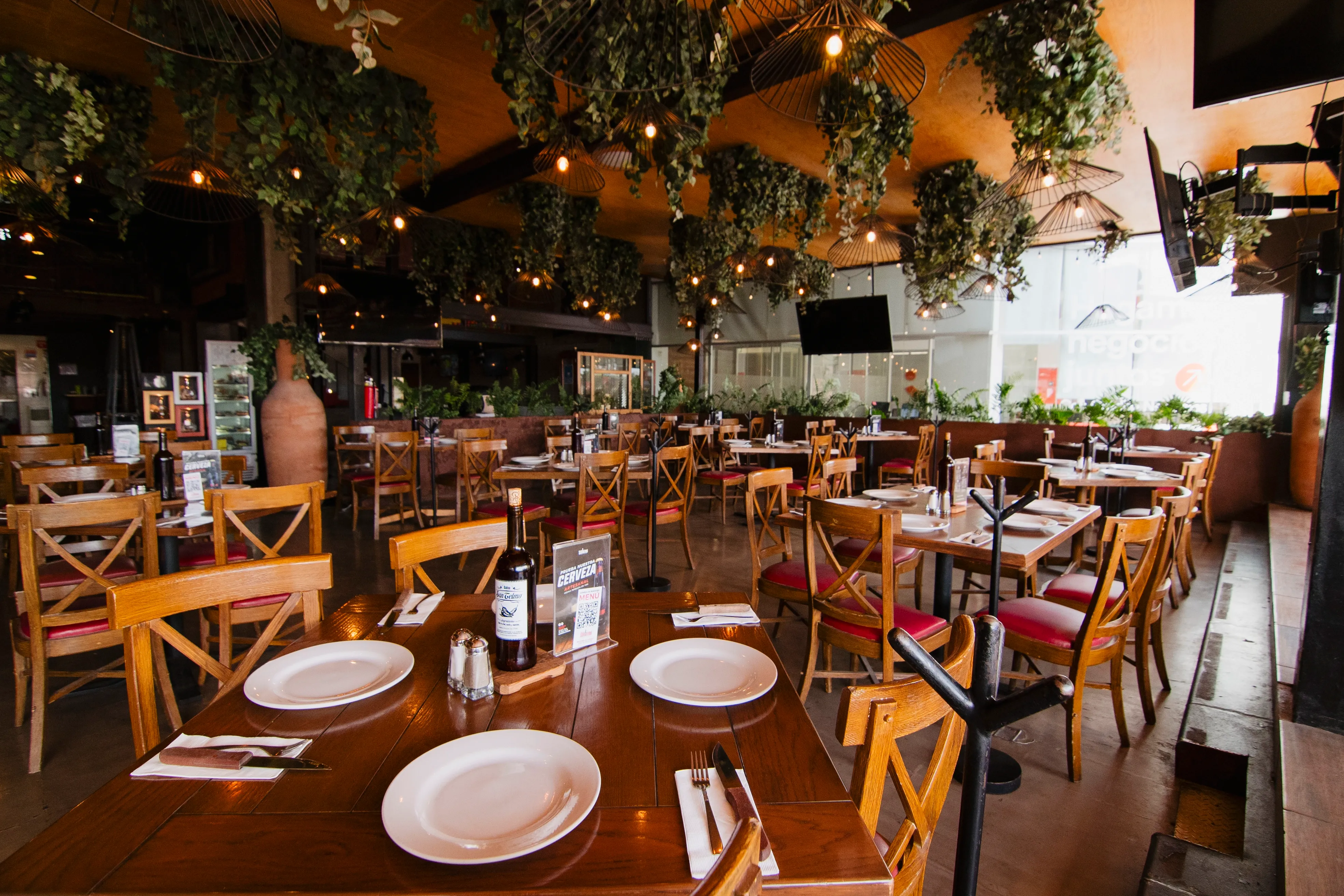 Vista amplia del salón principal del restaurante San Telmo en Guadalajara